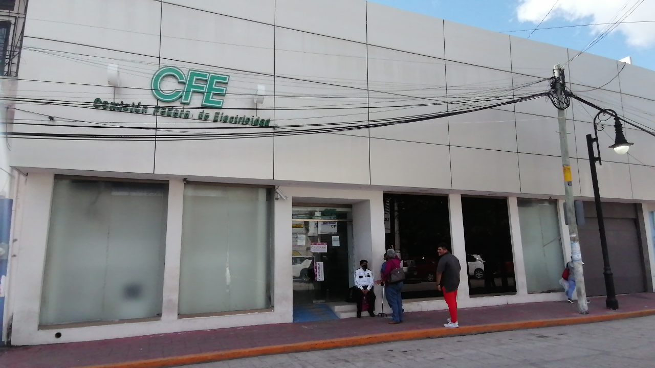 Nueve días sin luz: Hombre con discapacidad denuncia trato inhumano de CFE en Carmen 