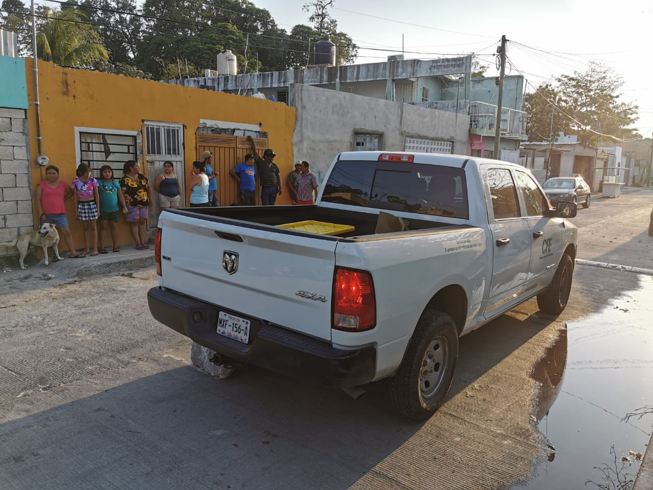 Vecinos retienen a empleado de CFE por falla eléctrica en colonia 23 de Julio de Ciudad del Carmen