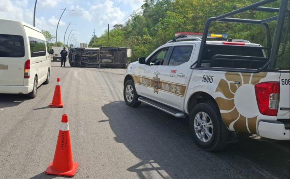 Conductor de camioneta pierde el control  y termina volcado en la avenida Huayacán de Cancún