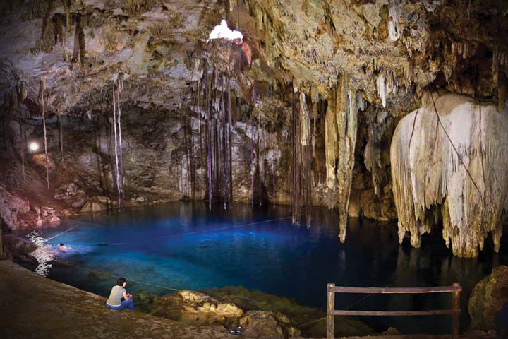 Este cenote, también llamado Dzitnup, está dentro de una caverna subterránea. Este cenote, también llamado Dzitnup, está dentro de una caverna subterránea.