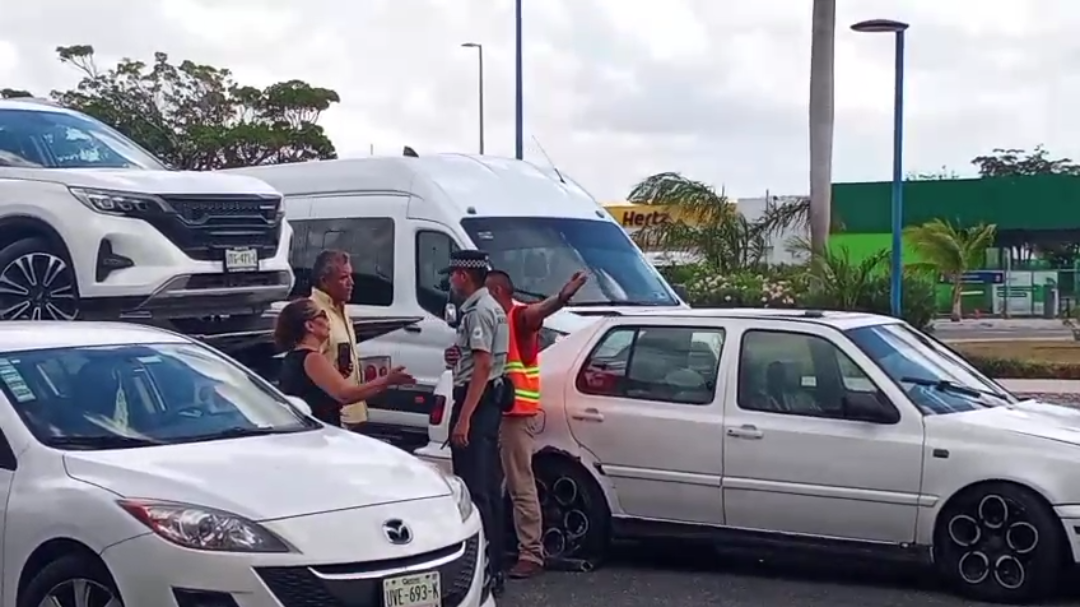 Remolcan vehículos de dos familias en aeropuerto de Cancún y pagan más de 3 mil pesos de multa Remolcan vehículos de dos familias en aeropuerto de Cancún y pagan más de 3 mil pesos de multa