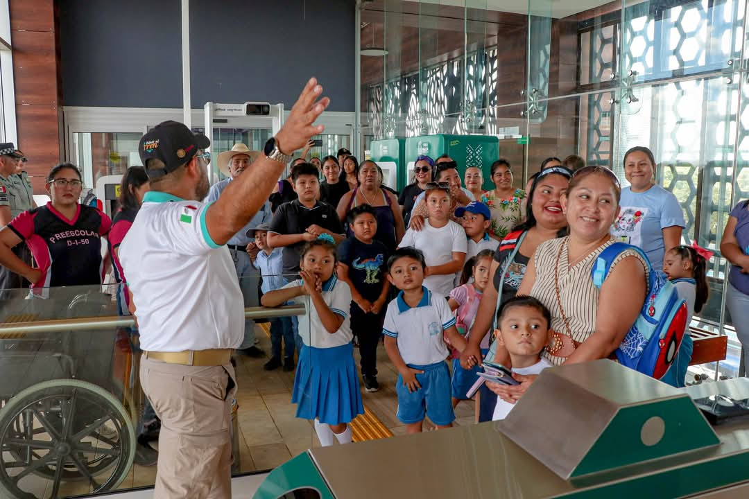  Niños de kínder de Candelaria realizan círculo de lectura en la estación del Tren Maya   