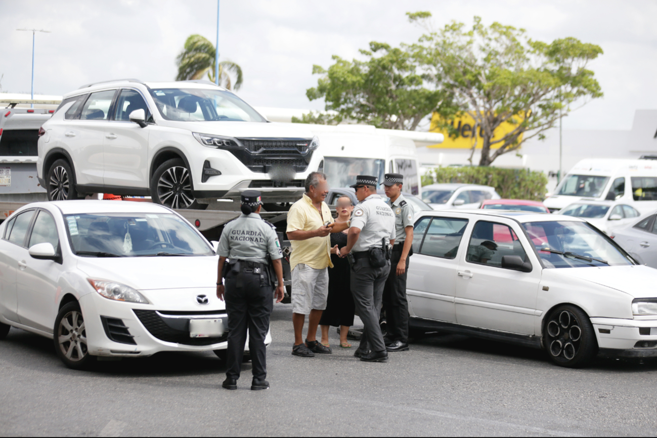 “Abandono" de coches salió caro: Familias terminan pagando más de 3 mil pesos de multa en el aeropuerto de Cancún