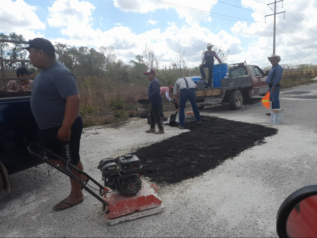  Menonitas bachean carretera estatal en Hopelchén   