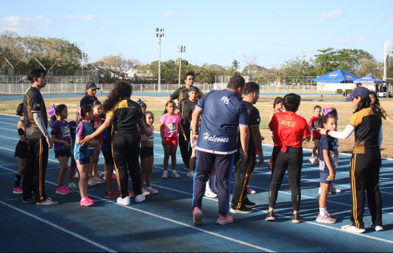 Competencias de pista y campo permiten a los deportistas en desarrollo a fortalecer sus habilidades.