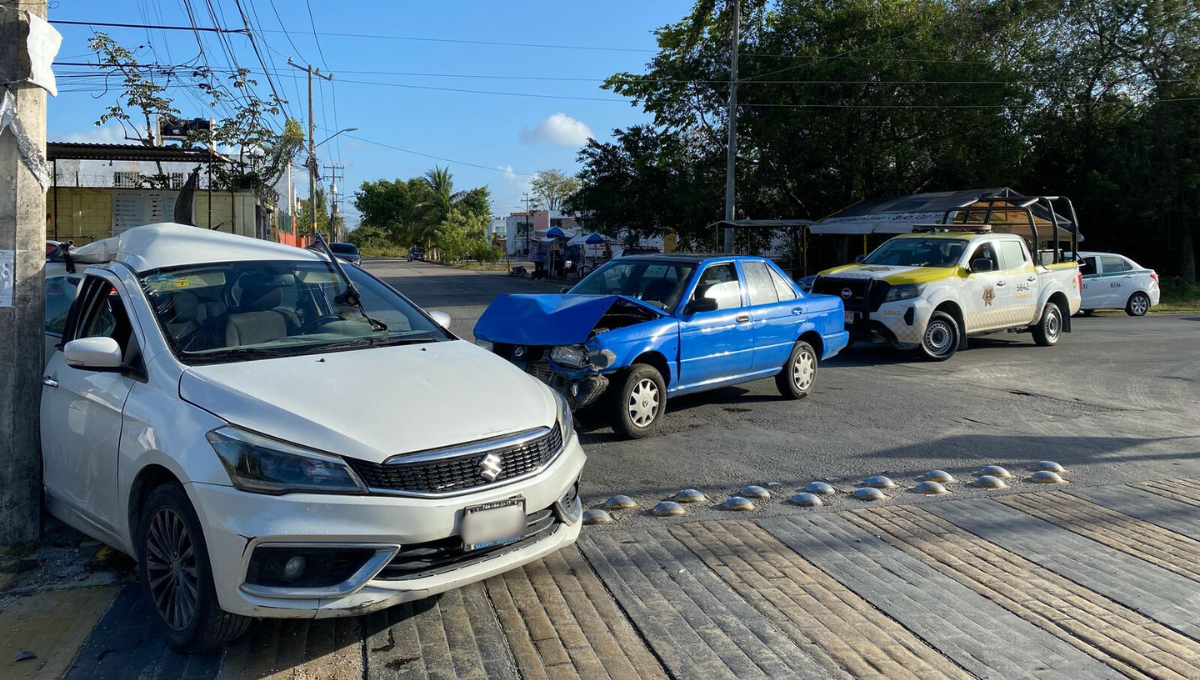 Le quiso ganar el paso: Conductor causa accidente al chocar a otro vehículo  en la avenida Cancún