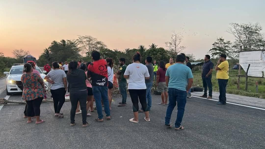 Habitantes de la Península de Atasta bloquean carretera por apagón