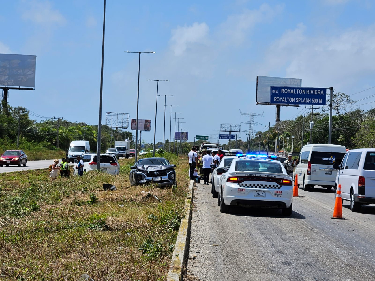Fuerte accidente en carretera Cancún-Puerto Morelos deja dos personas lesionadas: VIDEO
