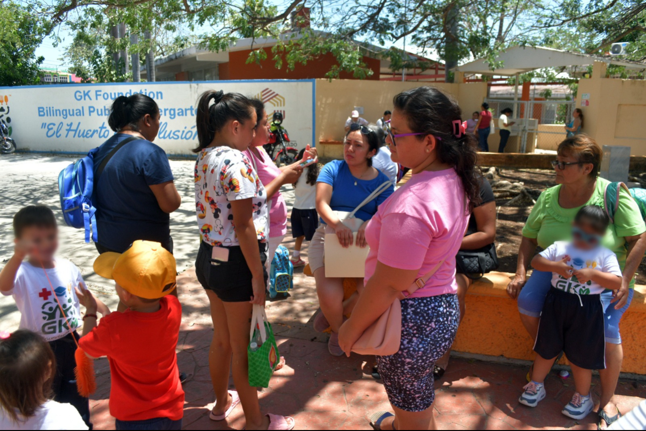 Padres de familia exigen restitución de maestra cesada en kínder de Campeche