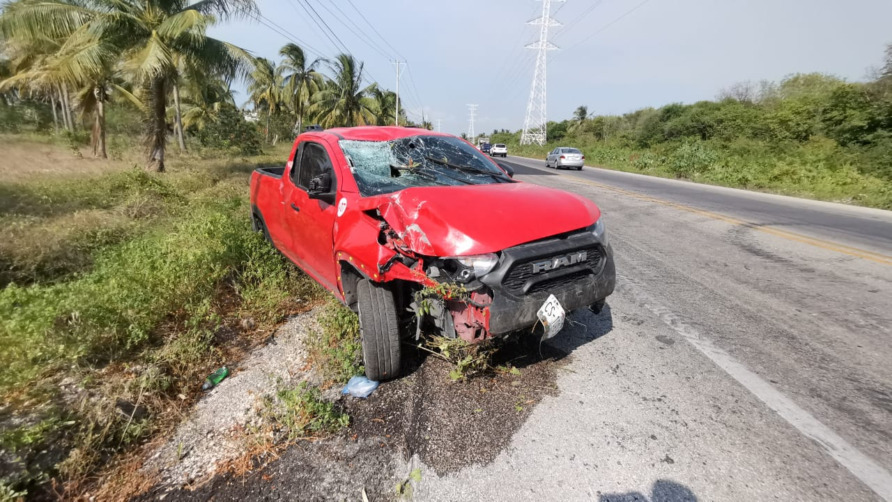 Vuelca camioneta en la carretera Carmen-Isla Aguada; tres lesionados huyen en otro vehículo