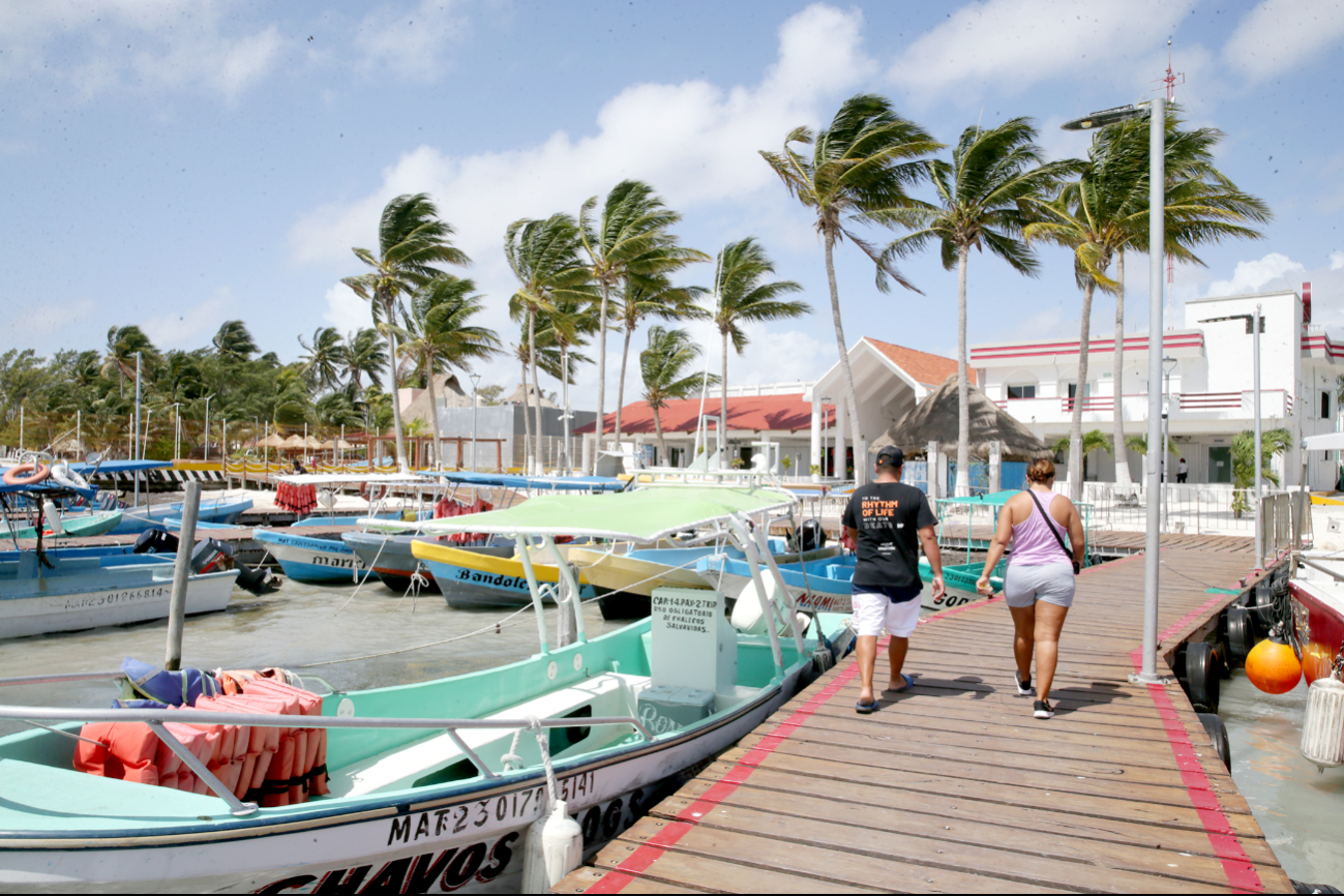 Autoridades exhortan a extremar precauciones, evitar actividades en mar abierto y mantenerse atentos a los avisos oficiales Autoridades exhortan a extremar precauciones, evitar actividades en mar abierto y mantenerse atentos a los avisos oficiales