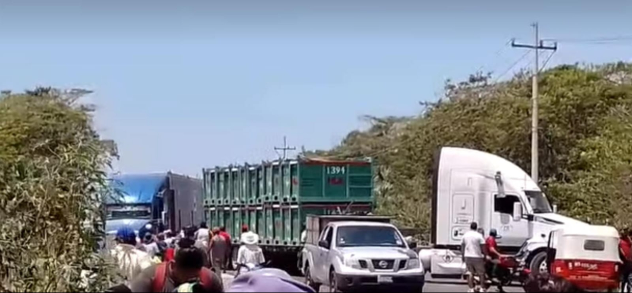Bloqueo en la carretera federal 180 en Carmen supera las 40 horas y genera pérdidas económicas