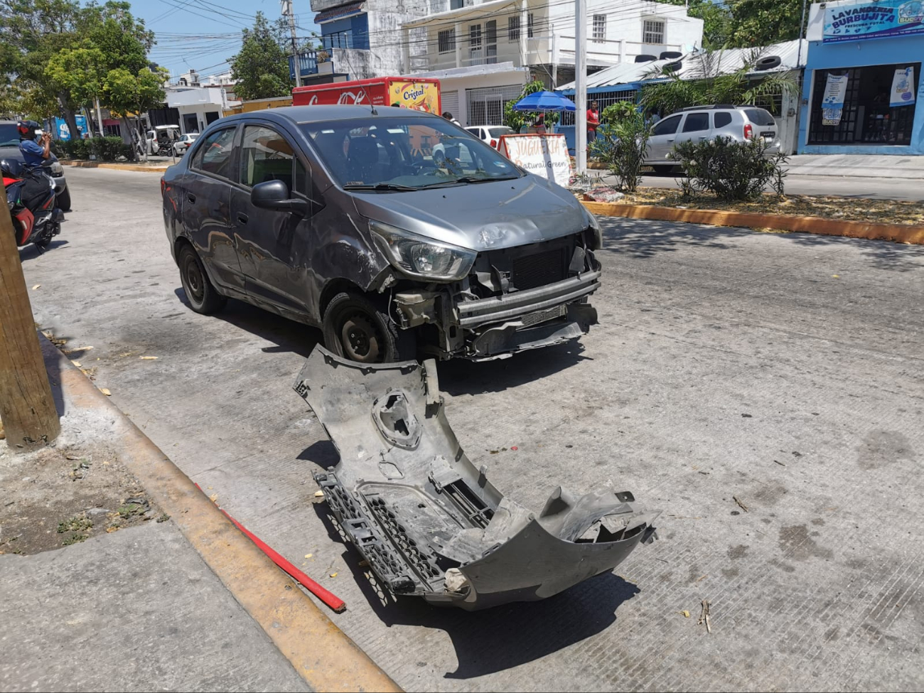 El vehículo que impactó a la motocicleta proviene de Villahermosa, Tabasco. El vehículo que impactó a la motocicleta proviene de Villahermosa, Tabasco.