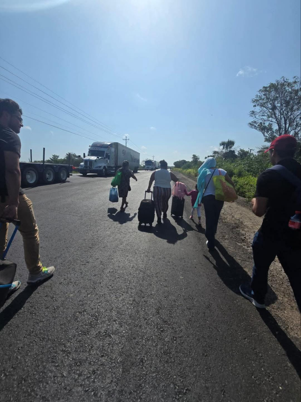 En redes sociales, se denunció el cobro de 100 pesos por el paso de vehículos pequeños, calificando estas acciones como injustas e inhumanas. En redes sociales, se denunció el cobro de 100 pesos por el paso de vehículos pequeños, calificando estas acciones como injustas e inhumanas.