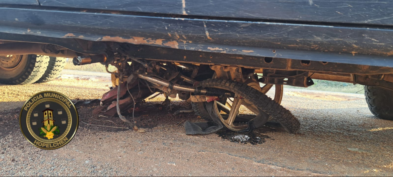 Motociclista muere calcinado tras chocar contra una camioneta en Hopelchén