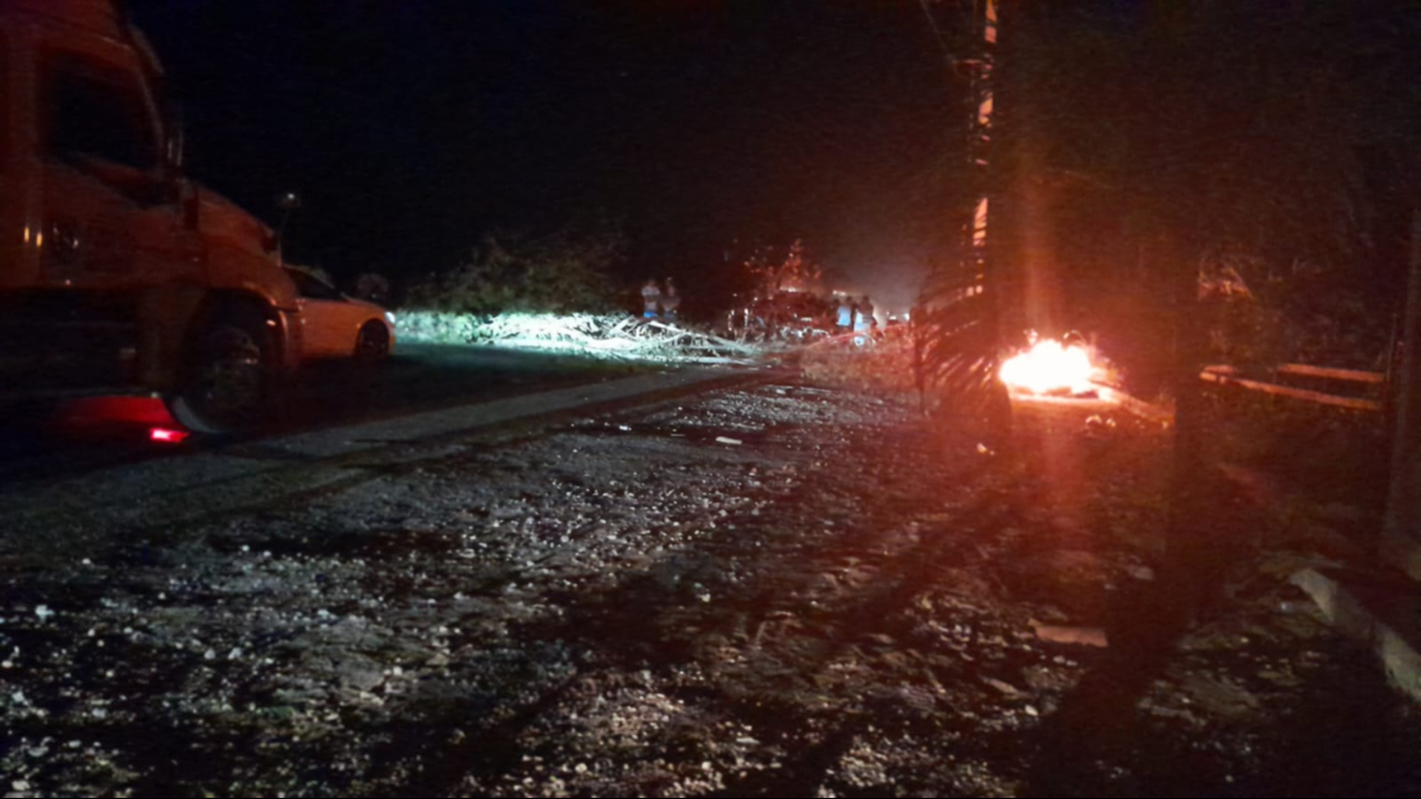La protesta inició el jueves por la noche y se ha intensificado, con cobros de 100 pesos a vehículos pequeños para permitir el paso La protesta inició el jueves por la noche y se ha intensificado, con cobros de 100 pesos a vehículos pequeños para permitir el paso