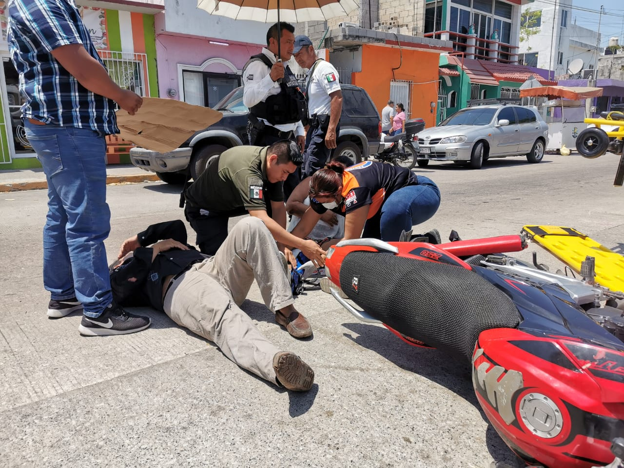 Una pareja de motociclistas tuvo que ser auxiliada por elementos de Protección Civil.