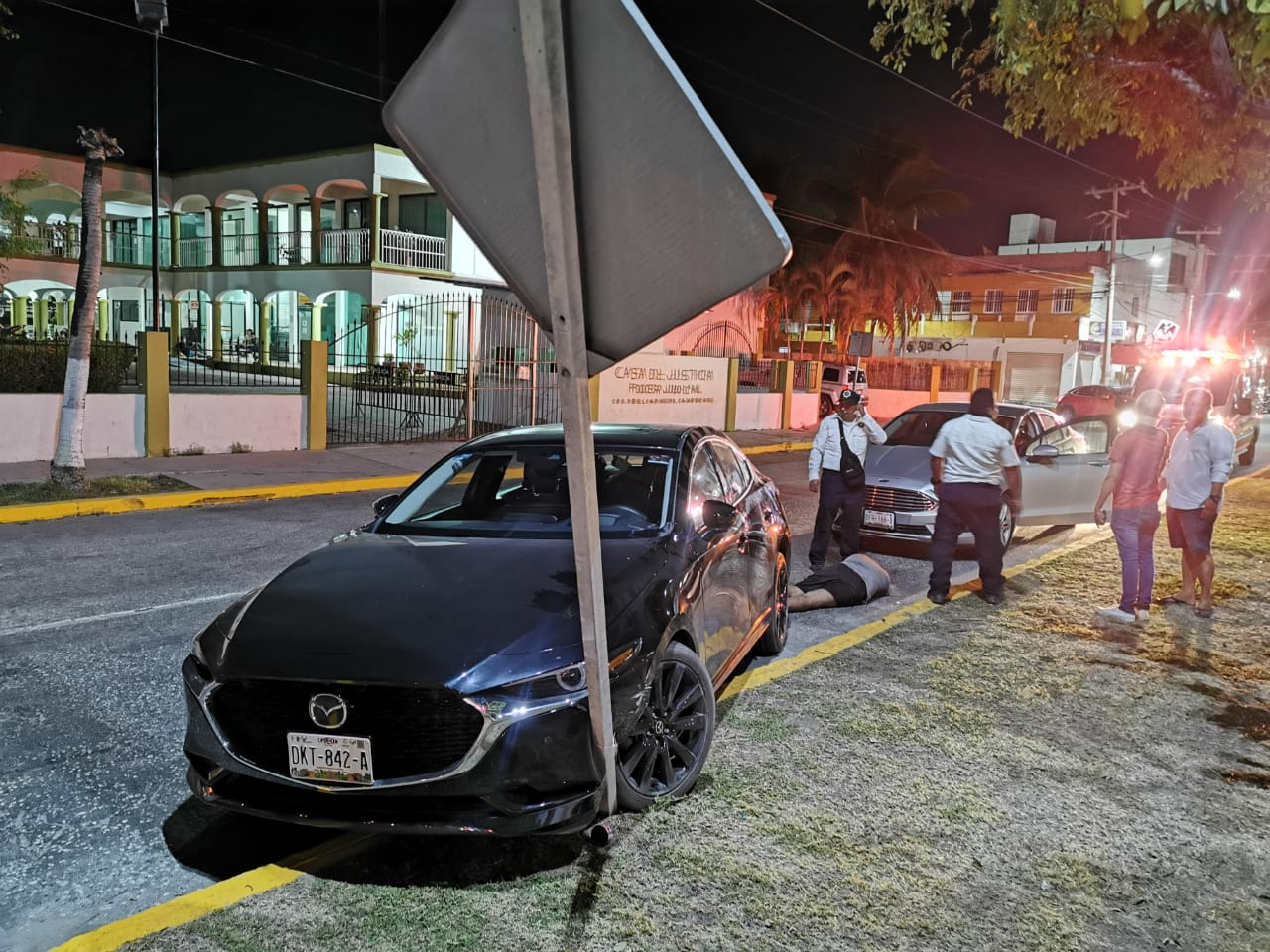 Joven impacta su auto tras realizar carreritas en Ciudad del Carmen; iba ebrio