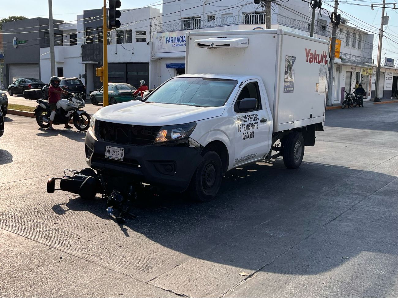 Joven sufre fractura al ser atropellada por una camioneta en Ciudad del Carmen