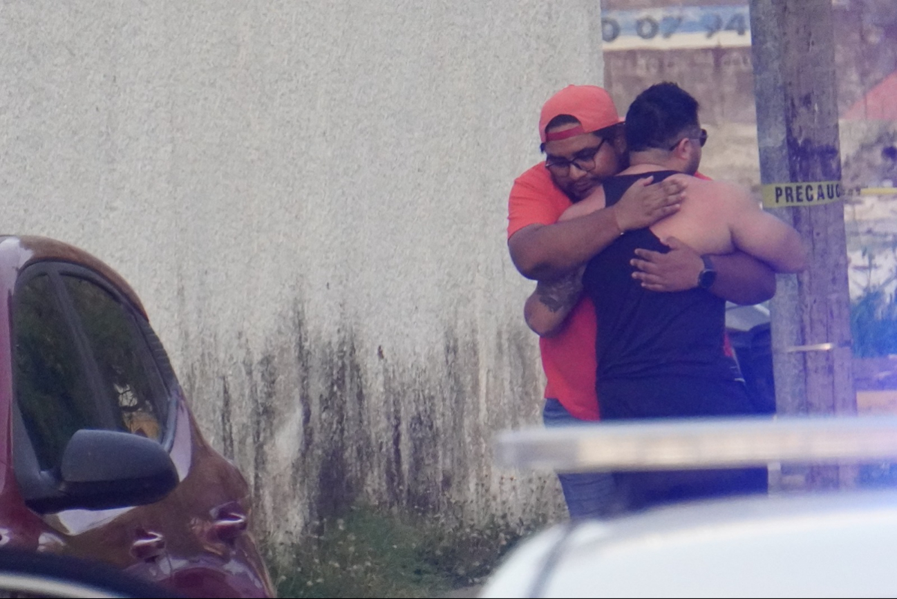 Familiares de la mujer llegaron al lugar para descubrir la escena. Familiares de la mujer llegaron al lugar para descubrir la escena.