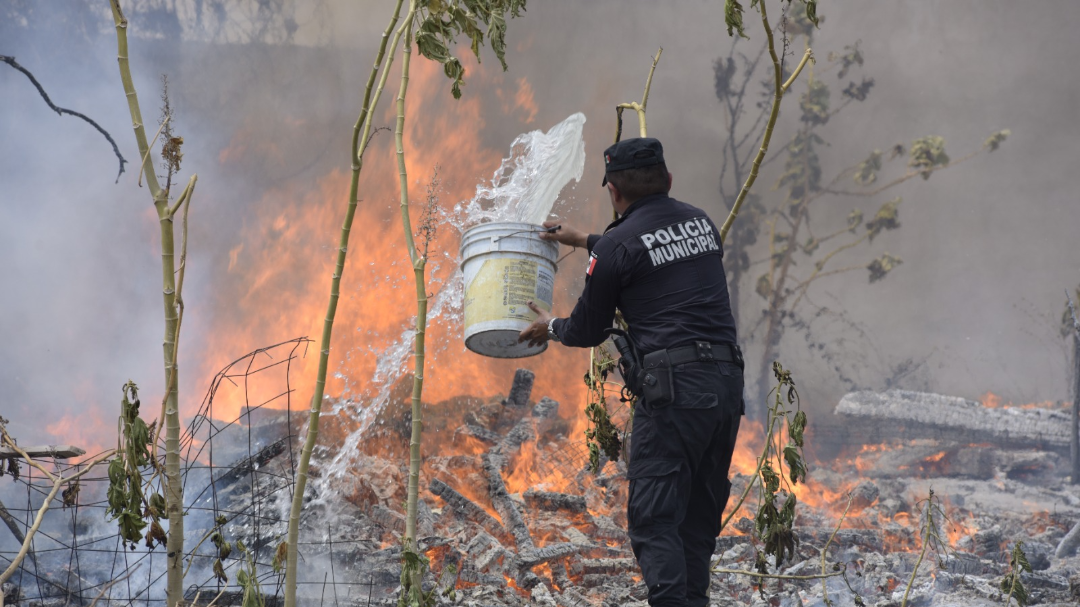 Hasta el arribo de la SSP, el incendio fue sofocado a cubetazos de agua Hasta el arribo de la SSP, el incendio fue sofocado a cubetazos de agua