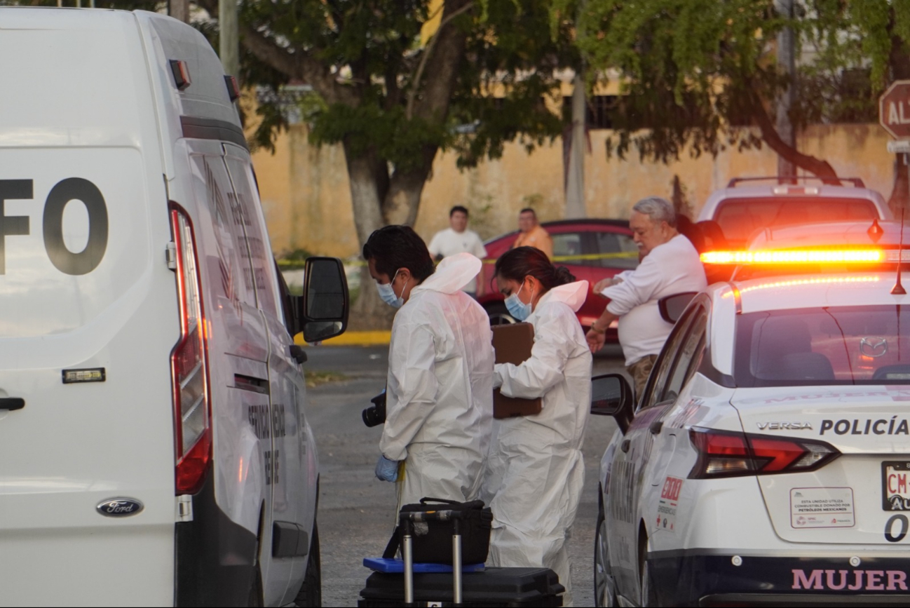 Los servicios de emergencia y del Semefo llegaron al fraccionamiento para levantar el cuerpo.