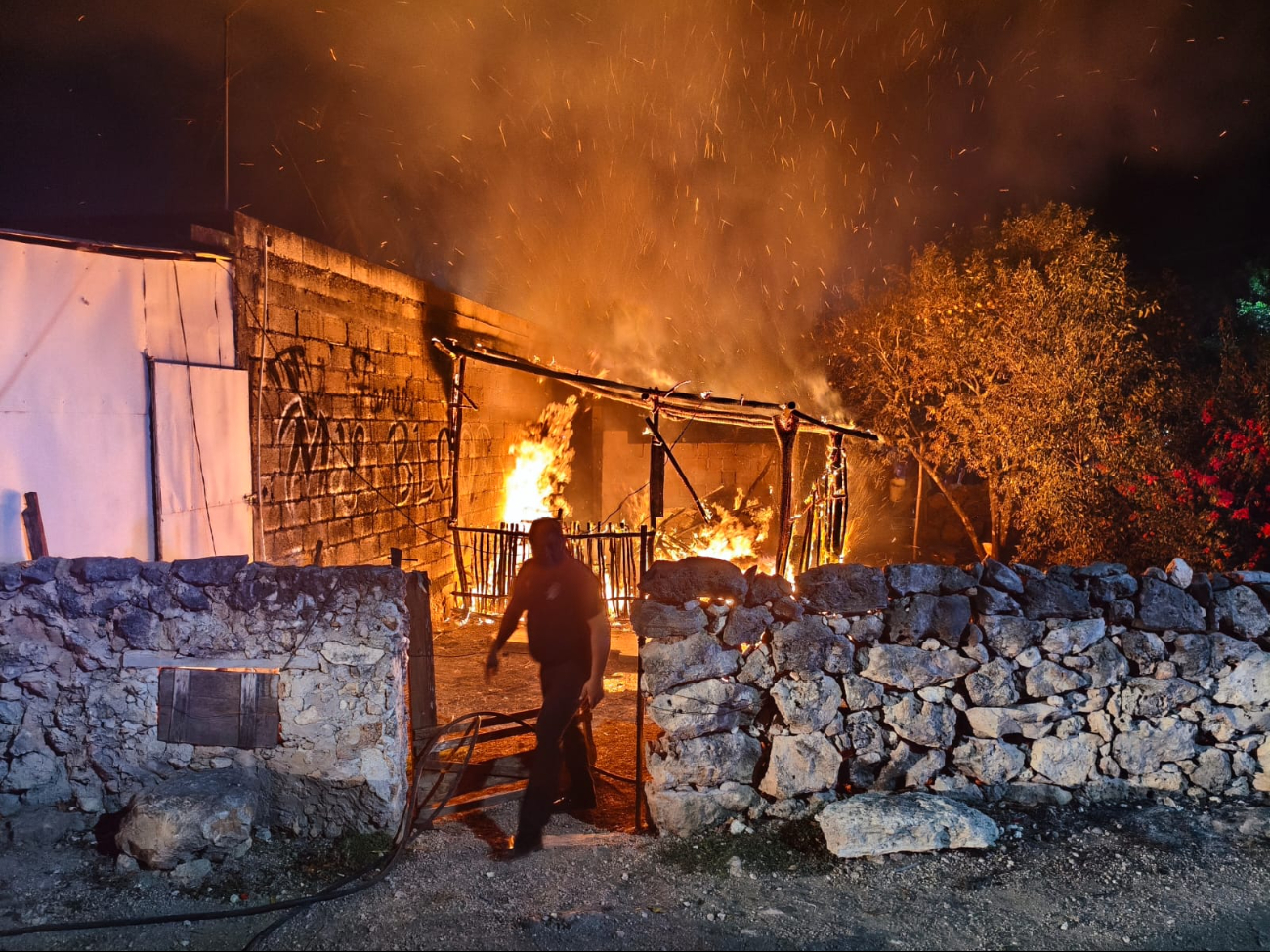 Maderas y láminas de cartón de la vivienda fueron material favorable para que las llamas avanzaran Maderas y láminas de cartón de la vivienda fueron material favorable para que las llamas avanzaran