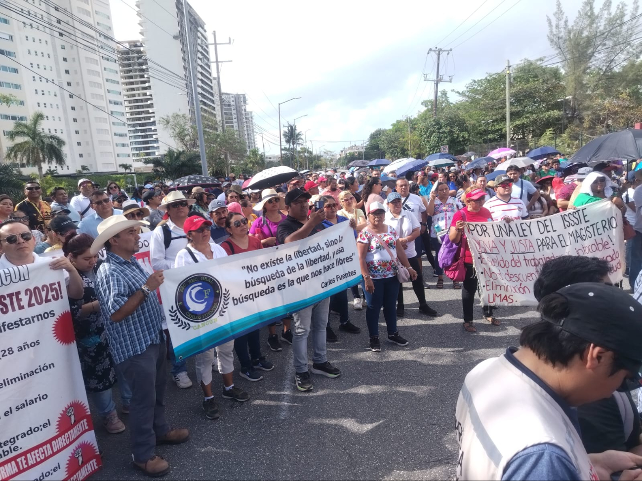 Maestros de Cancún toman la avenida Bonampak durante marcha contra la reforma del ISSSTE 