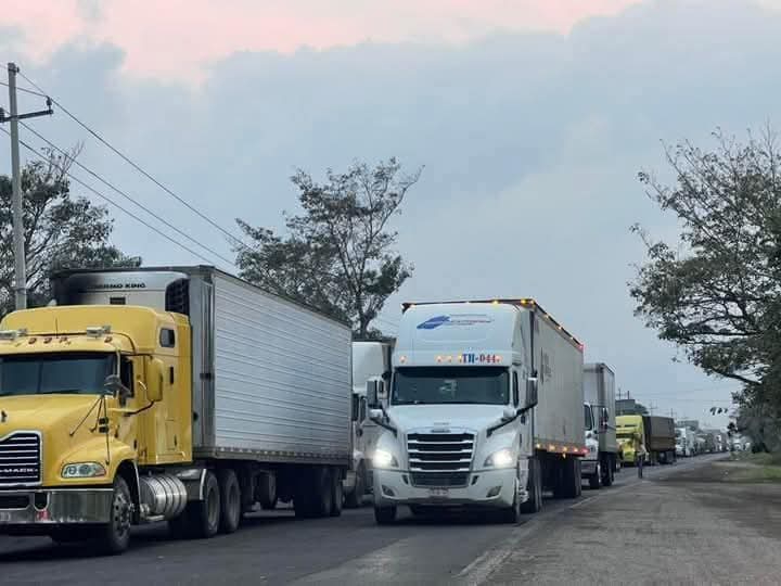 El bloqueo ha generado afectaciones a transportistas, turistas y familias El bloqueo ha generado afectaciones a transportistas, turistas y familias