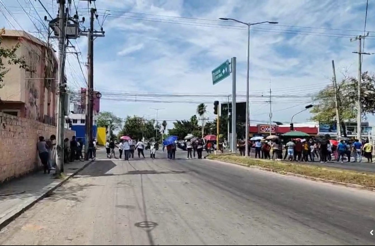 Maestros bloquean avenida Insurgentes en Chetumal  para continuar manifestaciones