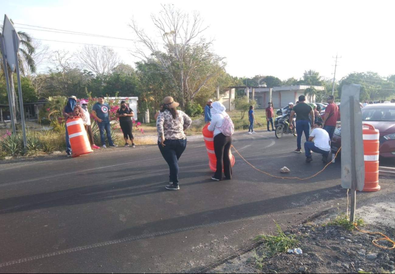 Maestros del Comité de Lucha  bloquearon paso a docentes que se dirigían a dar clases en Chetumal