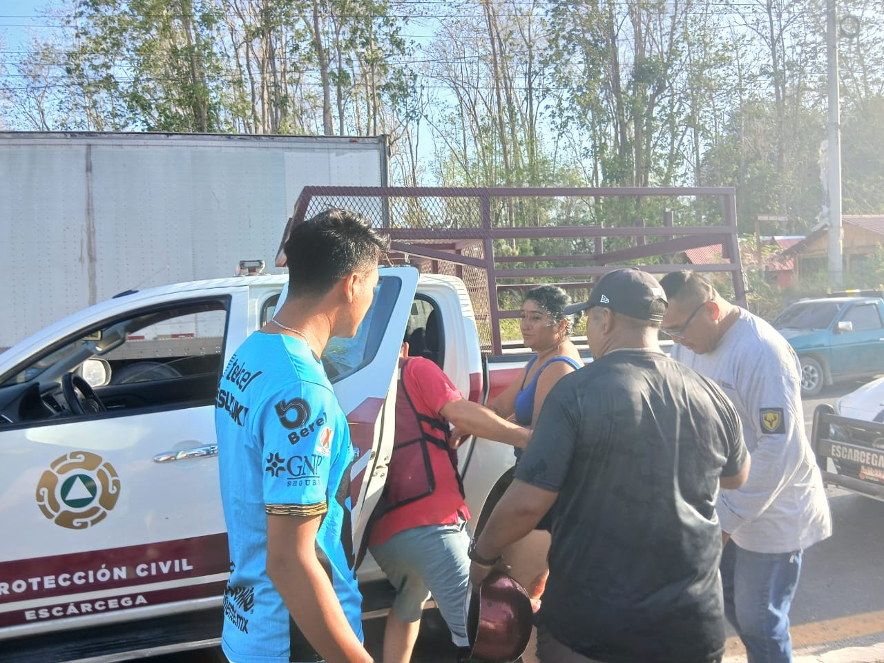 Tráiler impacta motoneta en Escárcega: Dos jóvenes mujeres lesionadas