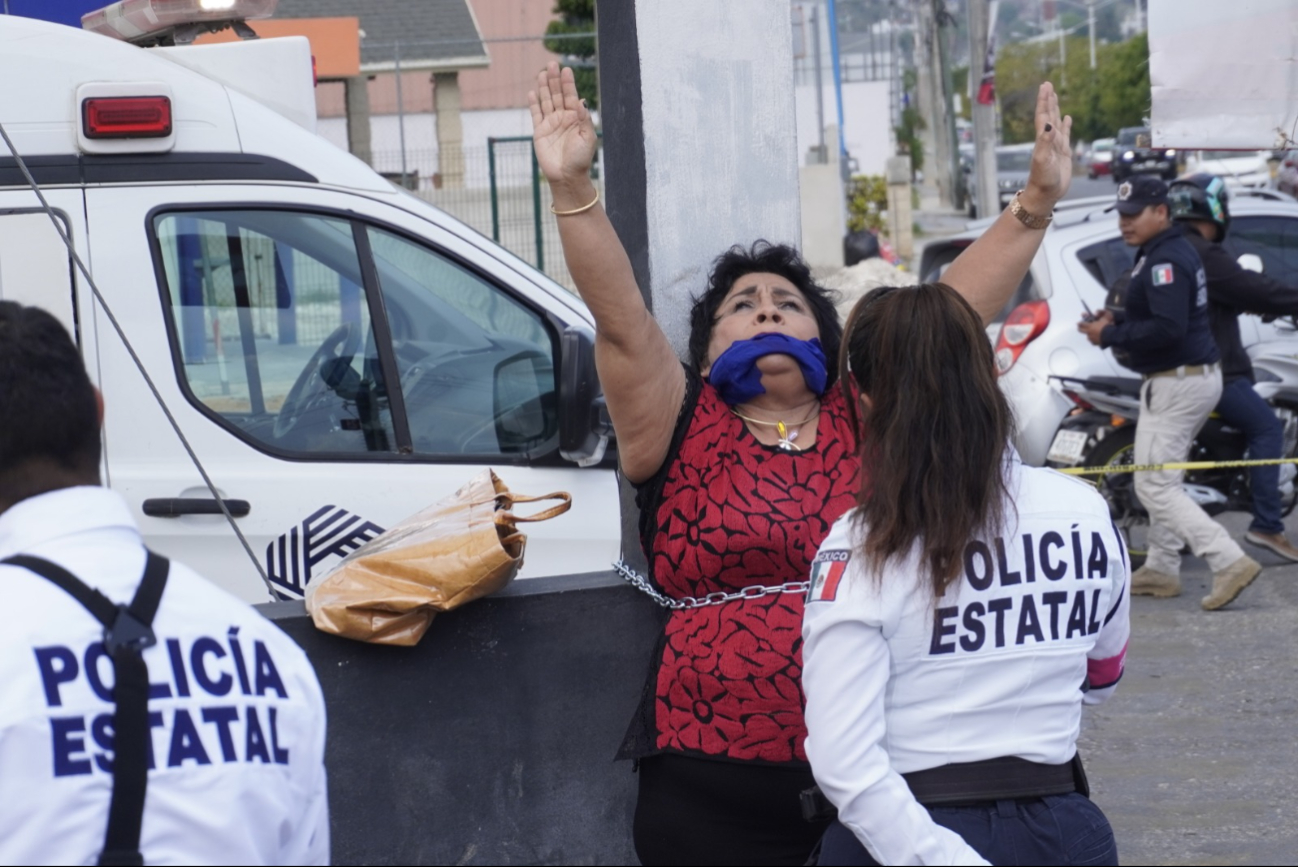 Se encadena y se amordaza: el drama de Sonia Cuevas por su expendio clausurado Se encadena y se amordaza: el drama de Sonia Cuevas por su expendio clausurado