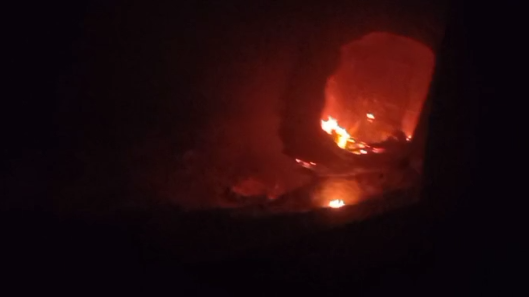 Vehículo incendiado consume maleza y pastizales Vehículo incendiado consume maleza y pastizales