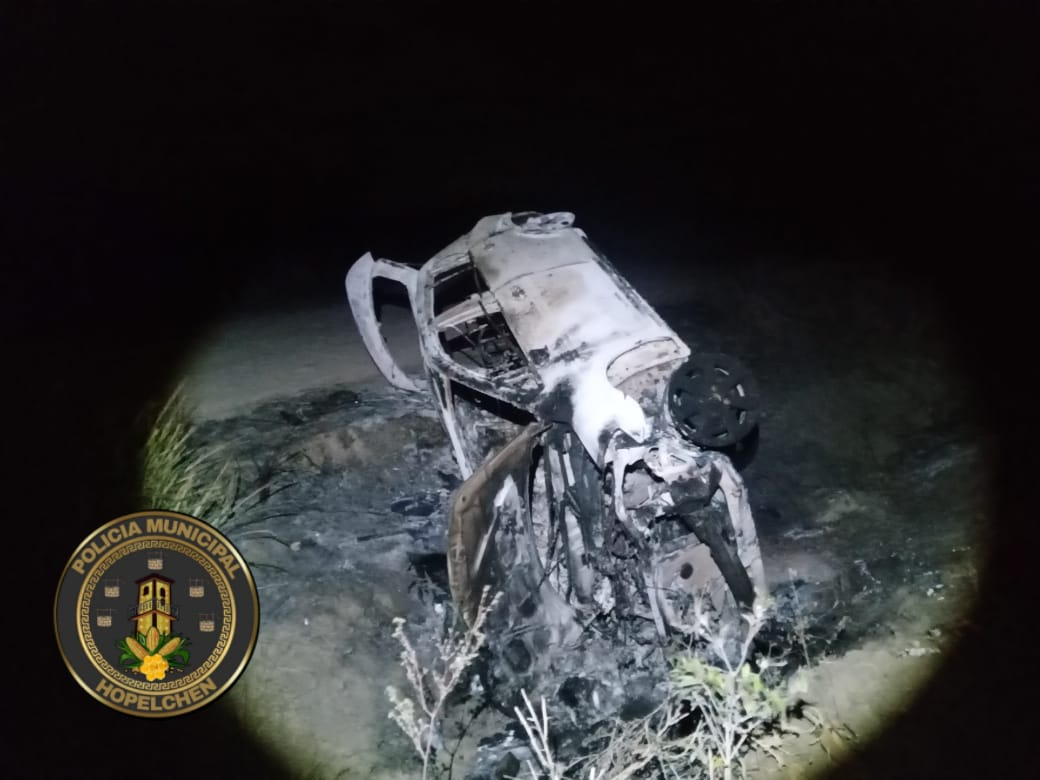 Automóvil abandonado en Hopelchén  provoca incendio; consume maleza y pastizales