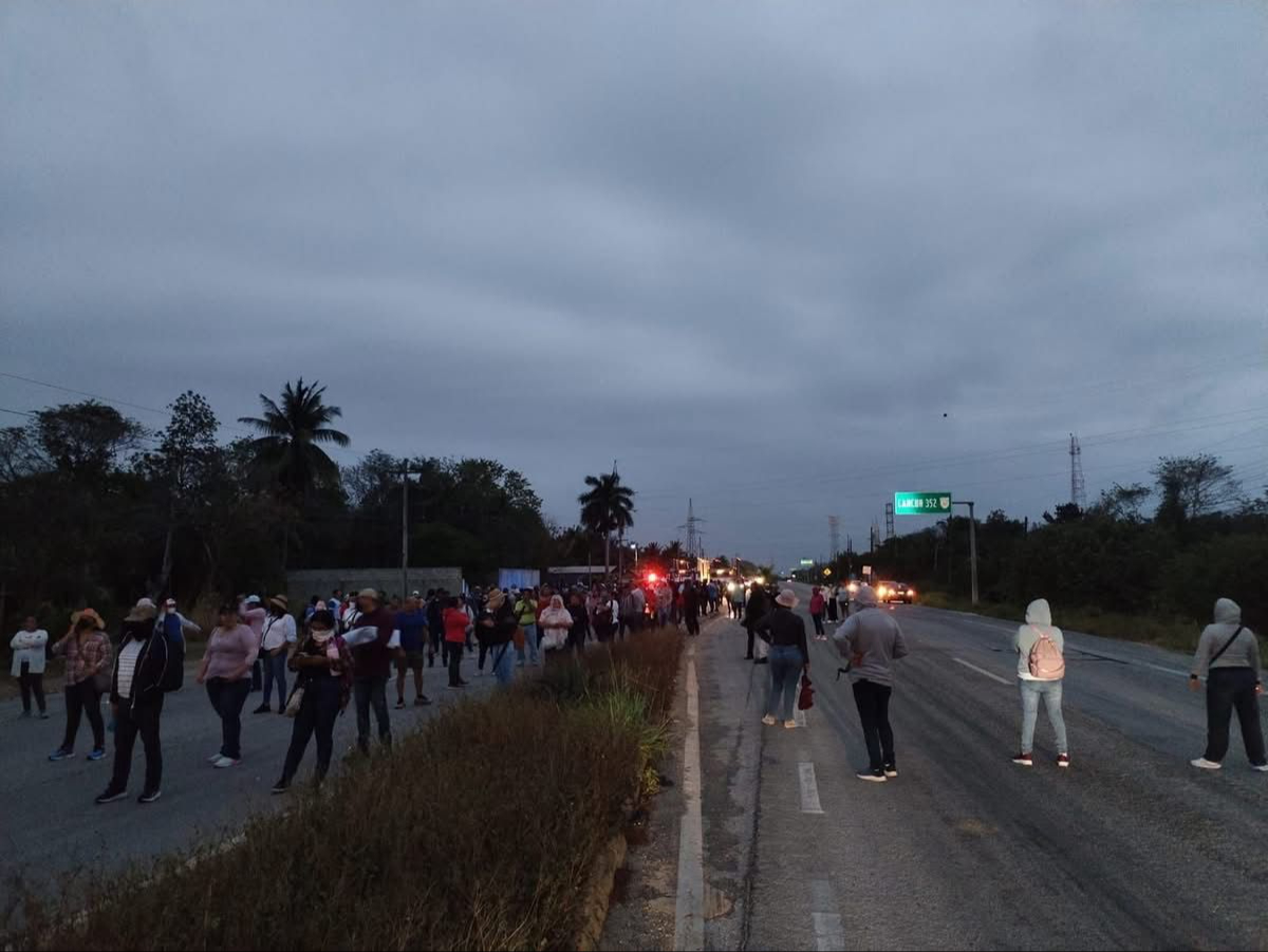 Maestros paristas bloquean puente de Huay-Pix en Chetumal