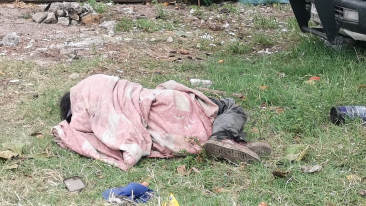 Autoridades verificaron y confirmaron que el sujeto estaba dormido y en estado de ebriedad Autoridades verificaron y confirmaron que el sujeto estaba dormido y en estado de ebriedad