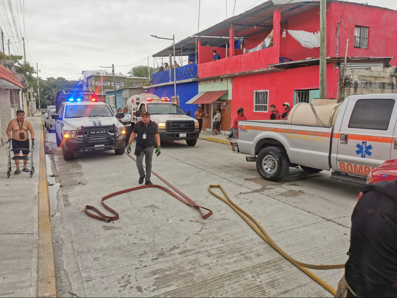 Bomberos y protección civil acudieron al auxilio tras el corto circuito Bomberos y protección civil acudieron al auxilio tras el corto circuito