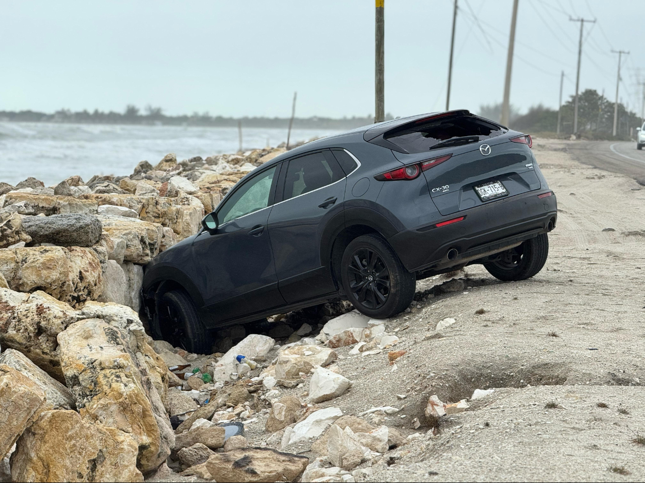 El vehículo quedó incrustado entre las piedras, causando alarma entre los automovilistas.