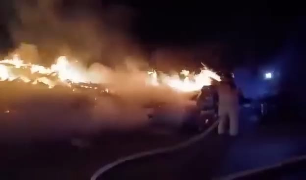 Incendio de Tráiler Genera Embotellamientos en la Autopista de Campeche