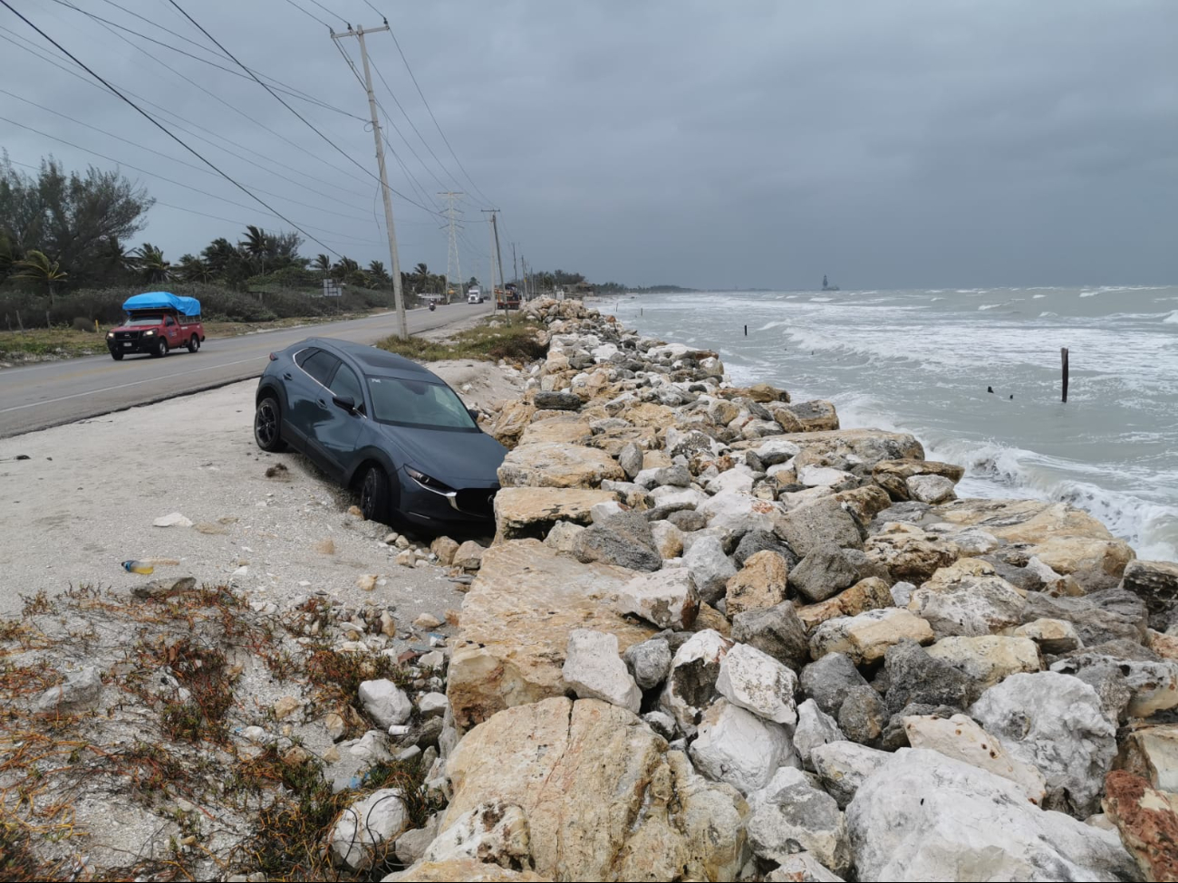 La camioneta sufrió daños visibles en la parte frontal, ruedas izquierdas, parabrisas y medallón trasero La camioneta sufrió daños visibles en la parte frontal, ruedas izquierdas, parabrisas y medallón trasero