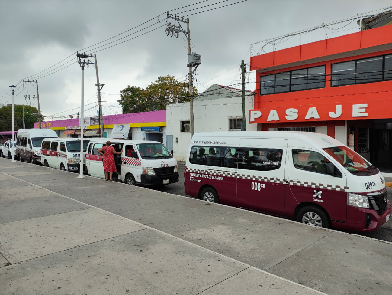 Los choferes de las combis colectivas en Atasta enfrentan severas pérdidas económicas debido a bloqueos frecuentes en la región