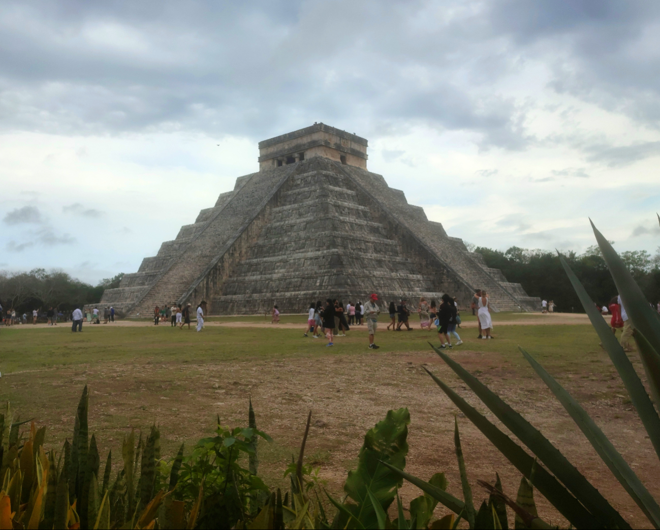 Maestros de Yucatán protestan en la zona arqueológica de Chichén Itzá