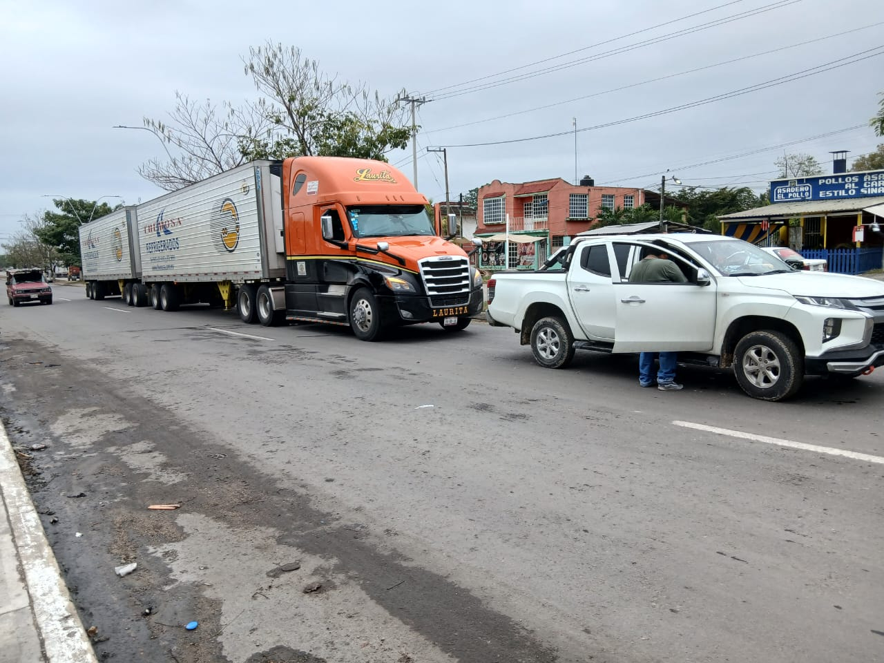 Chofer de tráiler intenta huir tras chocar contra una camioneta en Ciudad del Carmen
