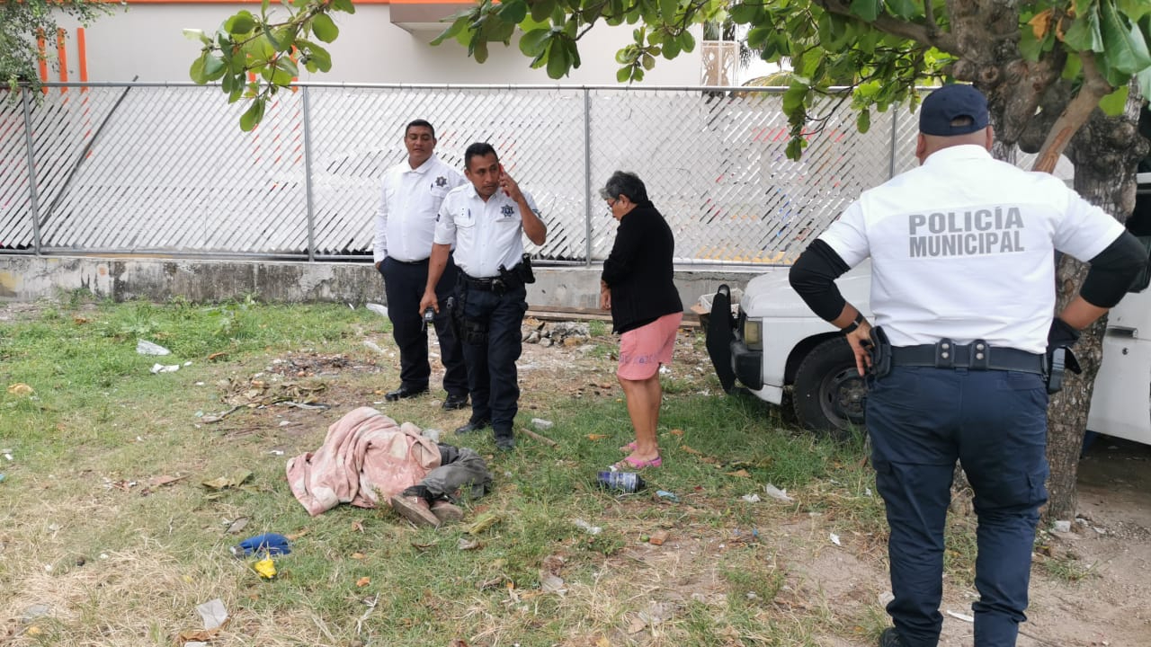Vecinos encuentran a un hombre inmóvil cubierto con una cobija y piensan que está muerto Vecinos encuentran a un hombre inmóvil cubierto con una cobija y piensan que está muerto