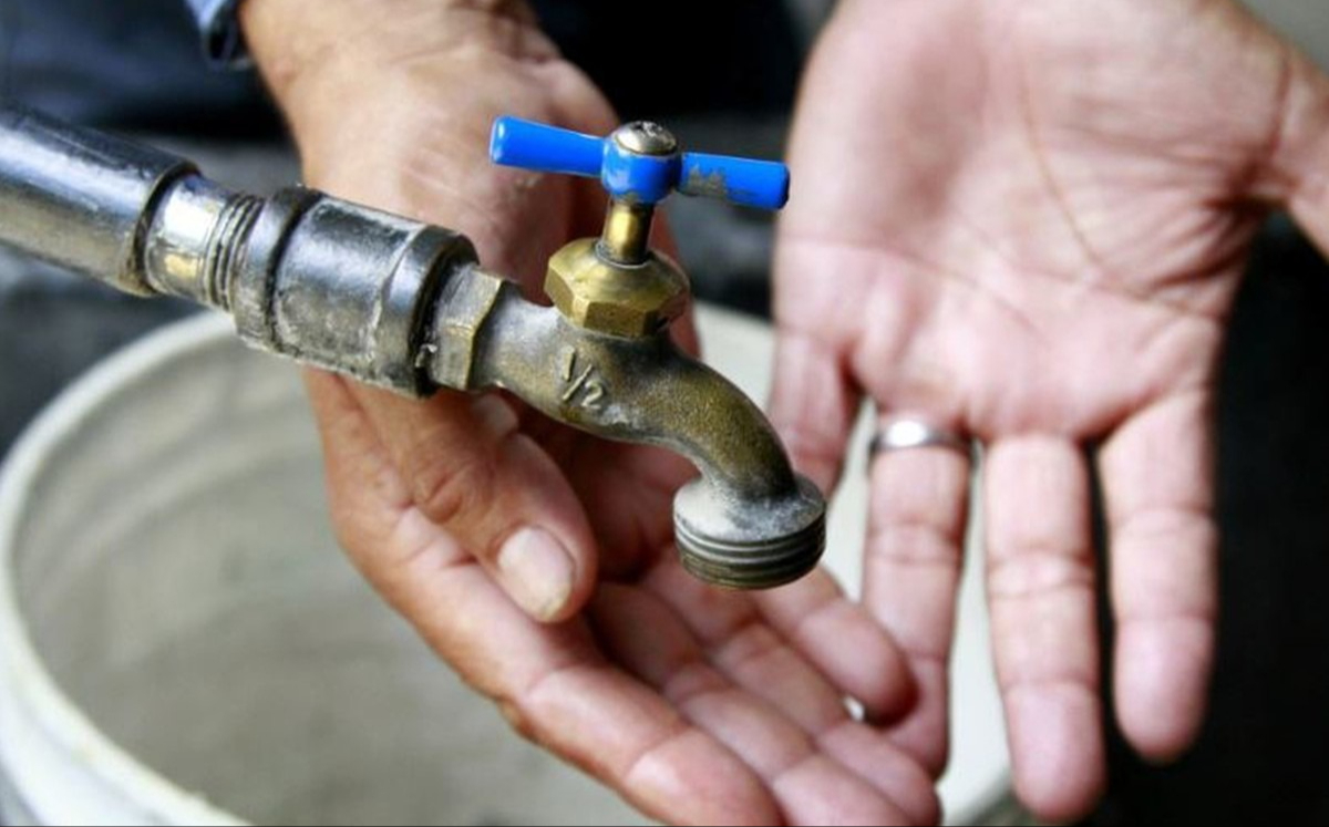 Debido al cambio de una tubería de agua las colonias de Chetumal fueron afectadas. Debido al cambio de una tubería de agua las colonias de Chetumal fueron afectadas.