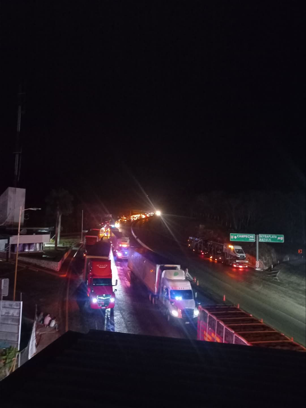El siniestro interrumpió el tráfico durante horas mientras se controlaba el fuego. El siniestro interrumpió el tráfico durante horas mientras se controlaba el fuego.