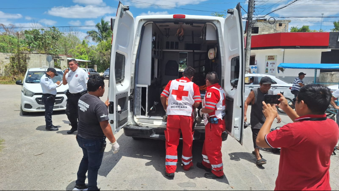 Accidente en FCP: Jóvenes en  motocicleta terminan estrellándose contra un taxi 