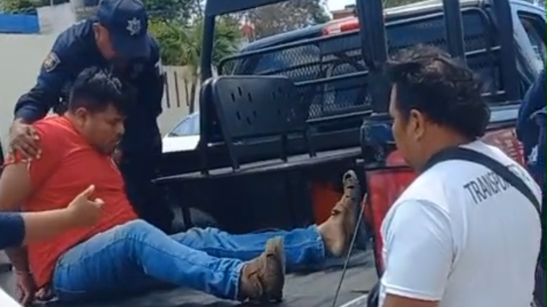 Mientras el mototaxista era subido a la patrulla, compañeros cuestionaban a los policías del motivo de su arresto Mientras el mototaxista era subido a la patrulla, compañeros cuestionaban a los policías del motivo de su arresto