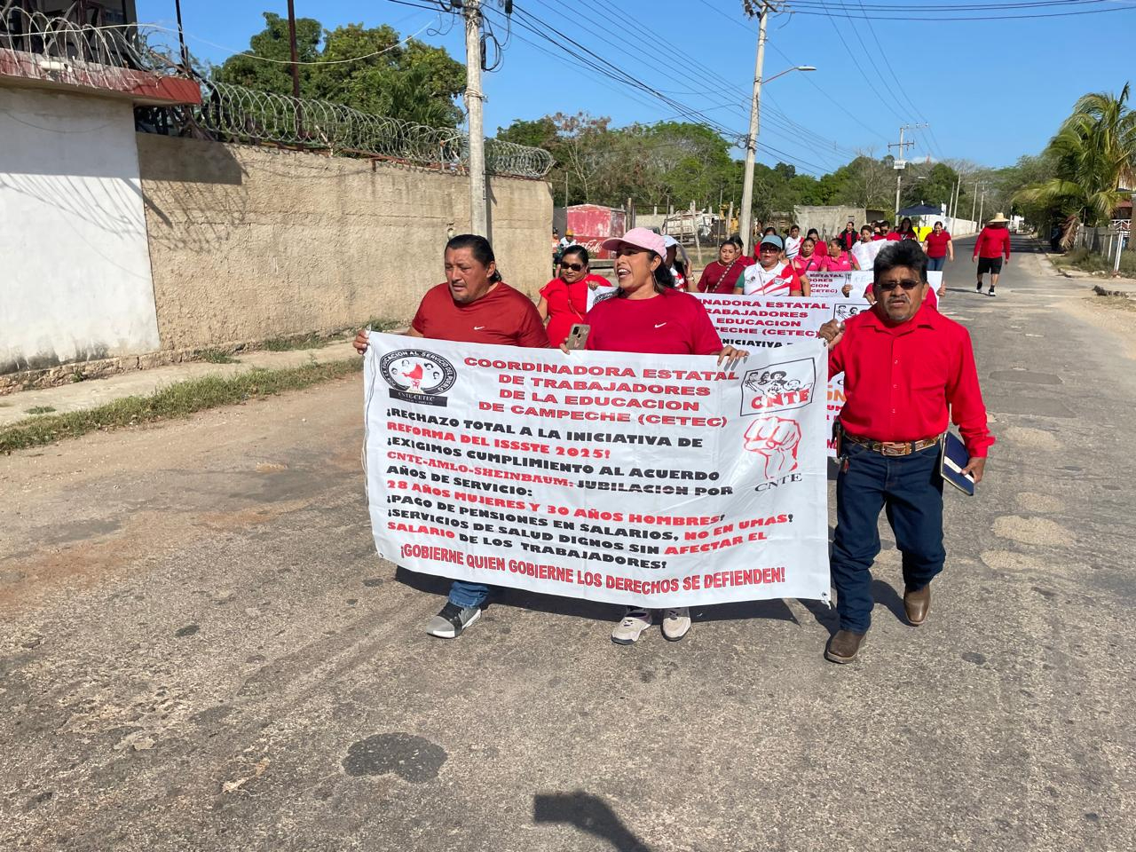 Protestan maestros en Hopelchén